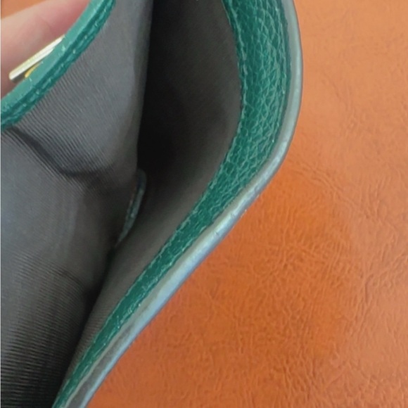 Gucci Forest Green Leather Bag with Gold Accents - Picture 3 of 8